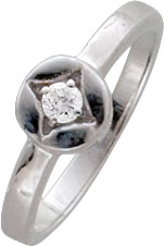 Traumhafter Ring aus echtem Silber Sterlingsilber 925/-, poliert und rhodiniert. Der Ring hat eine gleichbleibende Ringschiene (Breite ca. 2,4mm, Stärke ca. 0,89mm. Ein funkelnder Zirkon in der Mitte verziert dieses absolute Traumstück. Dieser Ring ist in