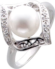 Zeitlose Eleganz trifft hier auf edles Design sowie sehr hochwertiger Verarbeitung. Ring aus echtem Silber Sterlingsilber 925/- besetzt mit einer echten weissen Süßwasserzuchtperle ca. 9mm Durchmesser und 10 funkelnden weissen Zirkonia. Der Ring ist polie