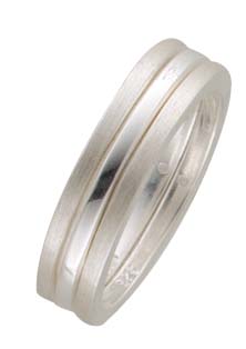 Edler Ring 3-teilig aus echtem Silber Sterlingsilber 925/- , rhodiniert teils poliert und teils mattiert, mit gleichbleibender Ringschiene im exklusiven Design. Breite ca. 5,2 mm, Stärke ca. 2,2 mm, in den Größen 16 mm, 19 mm und 20 mm erhältlich. Ein uns