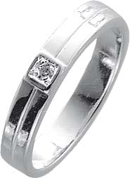 Zirkoniaring. Ring mit wunderschön funkelndem weißen Zirkoniasteinen aus echtem Silber Sterlingsilber 925/- im edlen Weißgoldbrillantlook mit gleichbleibender Ringschiene. Die Oberfläche ist rhodiniert und poliert. Ringkopfbreite ca. 22 mm, Breite ca. 4 m