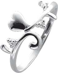Romantisch verspielter Ring aus echtem Silber Sterlingsilber 925/- mit Onamenten, einem Silberherz und 3 weißen Zirkonia besetzt. Die Ringschiene ist 1,7 mm breit und 0,7 mm stark. In den Größen 17-20 mm erhältlich. Spitzenqualität zu Toppreisen von Abram