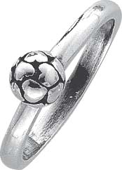 Ring aus Silber Sterlingsilber 925/- mit einer Silberkugel (Ø ca. 6,6 mm) mit ausgestanzten Herzen, teilweise schwarz rhodiniert, gleichbleibende Ringschiene: ca 2,6 mm breit und 1,6 mm stark, in den Größen 16 mm, 19 mm und 20 mm erhältlich. Die schmalle