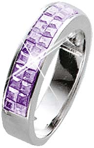 Silberring. Ring besetzt mit 24 funkelnden lila-farbenen Ice Crystal Zirkonia aus echtem Silber Sterlingsilber 925/-, rhodiniert und hochglanzpoliert im absoluten Topdesign. Ringkopfbreite ca. 22 mm, Breite ca. 3,25 mm, Stärke ca. 2,0 mm. Ein echter Hingu