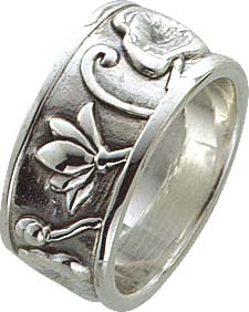 Ring aus Silber Sterlingsilber 925/-, teilweise schwarz rhodiniert, mit ausgeprägten Ornamenten, ca. 9,0 mm breit und 1,1 mm stark, in den Größen 16-20 mm. Aus dem Hause Abramowicz, den Topjuwelier aus Stuttgart. Ein Bestpreis von Deutschlands größtem und