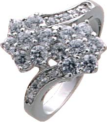 Ring aus echtem Silber Sterlingsilber 925/-, poliert und rhodiniert (Weißgoldoptik), besetzt mit 22 strahlenden Zirkonia (ausgelegt in Blumenform), Ringkopf ca. 10,5 x 18,2 mm, Ringschiene ca. 2,4 mm breit und 1,1 mm stark, erhältlich in den Größen 16-20