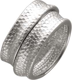 Ring aus Silber Sterlingsilber 925/- mattiert, mit ausgestanzten Muster, ca. 11,2 mm breit und 2,7 mm stark. Spitzenqualität aus dem Hause Abramowicz, dem Juwelier Ihres Vertrauens, seit 1949 in Stuttgart.