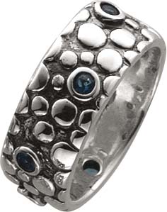 Ring aus echtem Silber Sterlingsilber 925/-, besetzt mit blauen synthetischen Zirkonia, teilweise schwarz rhodiniert, Breite ca 8,9 mm, Stärke ca. 2,4 mm. Im angesagten PANDORA Style und passend für Ihren Sammelsysteme. Absolutes Topdesign. Premiumqualitä