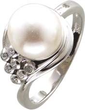 Ring aus Silber Sterlingsilber 925/-, hochglanzpoliert, besetzt mit 7 wunderschön strahlenden Zirkonia und einer weißen synthetischen Perle Ø ca. 9,2 mm, Ringkopfgröße ca. 14,4 mm x 11,9 mm, die Ringschiene ist ca. 2,0 mm breit und 0,7 mm stark, erhältlic