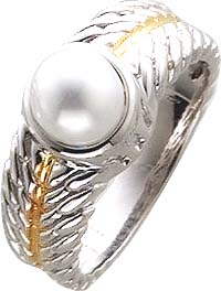 Ein echter Hingucker! Ring aus echtem Silber Sterlingsilber 925/-, besetzt mit einer weißen Synthetikperle Ø ca.7,2 mm. In Flechtoptik, teilweise vergoldet, in Größen 16-20 mm erhältlich. Mit nach unten verjüngenden Ringschiene ca. 3,9 mm breit und 1,7 mm