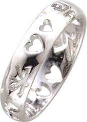 Ring aus Silber Sterlingsilber 925/- mit ausgestanzten Herzen und chinäsischen Zeichen. Die gleichbleibende Ringschiene ist hochglanzpoliert, ca. 5,2 mm breit und 1,5 mm stark. Der Ring ist in den Größen 16-20 mm erhältlich. Spitzenqualität zu Toppreisen