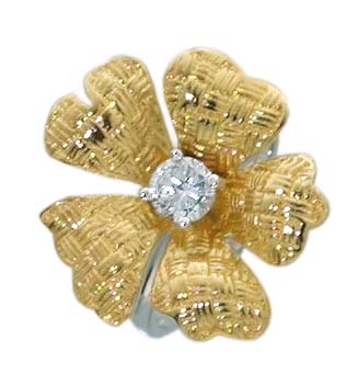 Vergoldeter Silberring. Megatrendiger Ring Blume aus echtem Silber Sterlingsilber 925/-, vergoldet mit brillantfunkelndem Zirkonia, mit leicht nach unten verjüngenden Ringschiene. Ringkopfbreite ca. 20 mm, Breite ca. 5 mm, Stäke ca. 1,2 mm, rhodiniert u