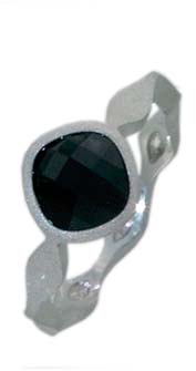 Ring  mit echtem Onyx in echtem Silber Sterlingsilber 925/-, Ringkopfbreite ca. 9,0 mm, stärke der Schiene ca. 2,2 mm, sandmattiert, rhodeniert, in den Größen 16-20 mm erhältlich. Ein Juwelenstück in Weissgoldoptik von Ihrem Juwelier des Vertrauens, Abram