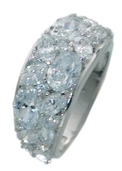 Ring aus echtem Silber Sterlingsilber 925/- mit ca. 23 weißen funkelnden Zirkoniasteinen. Breite ca. 10mm und Stärke ca. 3mm. Die Oberfläche ist rhodiniert und poliert. Zum Schnäppchenpreis von Abramowicz/Stuttgart