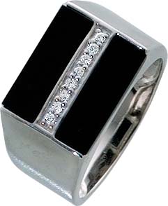 Silberring. Wunderschöner Ring mit Onyx und 8 funkelnden weißen Zirkonia, rhodiniert und hochglanzpoliert aus echtem Silber Sterlingsilber 925/- im absoluten Topdesign. Ringkopfmaße ca. 11×18 mm, Breite ca. 4,4 mm. Ein Schmuckstück für den erlesenen Gesch