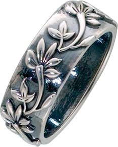 Ring aus echtem Silber Sterlingsilber 925/-  Breite ca. 7mm, Stärke ca. 2 mm, mit gleichbleibender Ringschiene, hochglanz poliert und rhodiniert, teilweise geschwärzt. Mit wunderschönem Blumenmuster passend für Ihre Sammelsysteme.Ein echter Hingucker. Pre