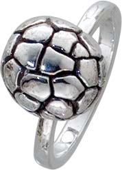 Ring aus Silber Sterlingsilber 925/–.Breite ca. 2 mm. Die Oberfläche ist mit wunderschönen Muster verziert, rhodieniert, hochglanz poliert und teilweise geschwärzt. In den Größen 16 – 20 mm erhältlich.  Das passende Schmuckstück für Ihre Sammelsysteme. D