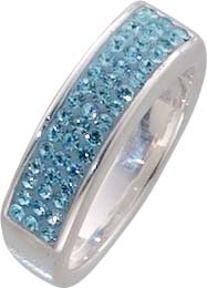 Silberring. Ring aus echtem Silber Sterlingsilber 925/- mit  brillantfunkelnden  blauen Kristallstrassteinen, rhodiniert und hochglanzpoliert mit leicht nach unten verjüngenden Ringschiene im exklusiven Design. Ringkopfbreite ca. 19,60 mm, Breite ca. 2,8