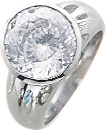 Designer-Ring. Funkelnder Zirkonia (ca. 11,5 mm) fein eingearbeitet in echtem Silber Sterlingsilber 925/- mit nach unten verjüngender Ringschiene. Die Oberfläche ist rhodiniert (Weißgoldlook) und hochglanzpoliert. Ringkopfbreite ca. 23 mm, Breite ca. 4,5