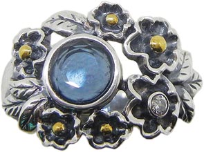 Dänisches Design – Ring in echtem Silber Sterlingsilber 925/- mit einem blauen Zirkoniastein, Durchmesser 6,5mm, eingebettet in Blumen, Gesamtbreite 14mm, Stärke der Ringschiene 1,3mm. Mit Tiefstpreisgarantie und Rückgaberecht innerhalb 30 Tage von Ihrem