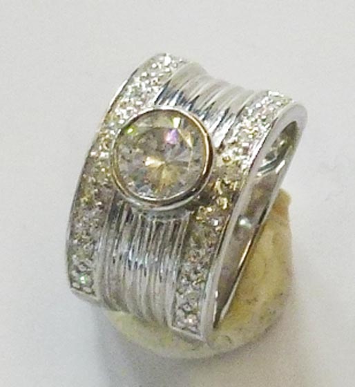 Exklusiver Ring Hochglanz poliert aus echtem Silber Sterlingsilber 925/-, besetzt mit 17 Zirkonia (16 a 1,4mm und 1 a 7mm Durchmesser) welche mit einzigartigen funkeln und seinem luxuriösen Touch auf ganzer Linie überzeugen weiß. Gesamtmaße dieses edlen S