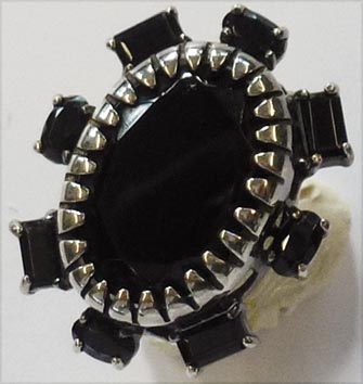 Wunderschöner Ring aus echtem Silber Sterlingsilber 925/-, besetzt mit edelsten und erlesenen echtem Onyx. Maße des Ringkopfes beträgt 28x22mm. Ringgröße 16,5 mm. In Premiumqualität von Deutschlands günstigsten und größtem Schmuckverkäufer. Die Nr. 1 Für