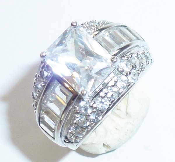 Traumhafter Ring aus echtem Silber Sterlingsilber 925/-, besetzt mit 26 runde Zirkonia a 1,7mm, 8  Baguette Zirkonia a 1,3 mm und einem großen Zirkonia 9 mm Durchmesser,  welche mit einzigartigen funkeln und seinem luxuriösen Touch auf ganzer Linie überze
