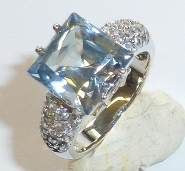 Traumhafter Ring aus echtem Silber Sterlingsilber 925/-, besetzt mit 40 Zirkonia und einem Blautopas welche mit einzigartigen funkeln und seinem luxuriösen Touch auf ganzer Linie überzeugen weiß. Gesamtmaße dieses Schmuckstücks beträgt 11mm Breite und 11m