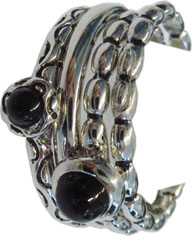 Silberring 4-teilig im trendigen Pandorra-Stil aus echtem Silber Sterlingsilber 925/-. Teils besetzt mit Onyxstein oder schwarz rodhiniert. Einzeln oder aber auch zusammen tragbar. Breite jeweils ca. 3 mm. In den Größen 16-20 mm erhältlich. Dauerniedrigpr