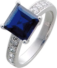 Ring in den Größen 16-20 mm lieferbar. Der Ring ist aus echtem Silber Sterlingsilber 925/- mit gleichbleibender Ringschiene, rhodiniert und hochglanzpoliert und halbrund gefasst mit funkelnden Zirkonia, in der Mitte ein kühler, blauer Spinell. Breite des