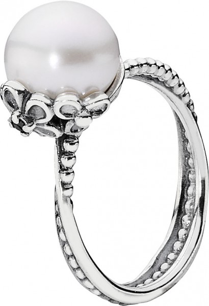 Ein romantischer PANDORA -Ring 190848P aus poliertem Silber Sterlingsilber 925/-, besetzt mit einer großen weißen Süßwasserzuchtperle sowie einem schwarzen Zirkon inmitten einer kleinen Blume. Erhältlich in den Größen 16-19 mm und kann mit anderen PANDORA